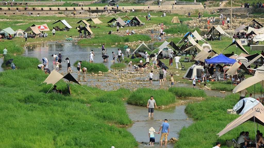 Children and their families are enjoying the Dragon Boat Festival holiday at Ying'erzhuang Village, Jinan, Shandong Province, China, June 20, 2026. /VCG