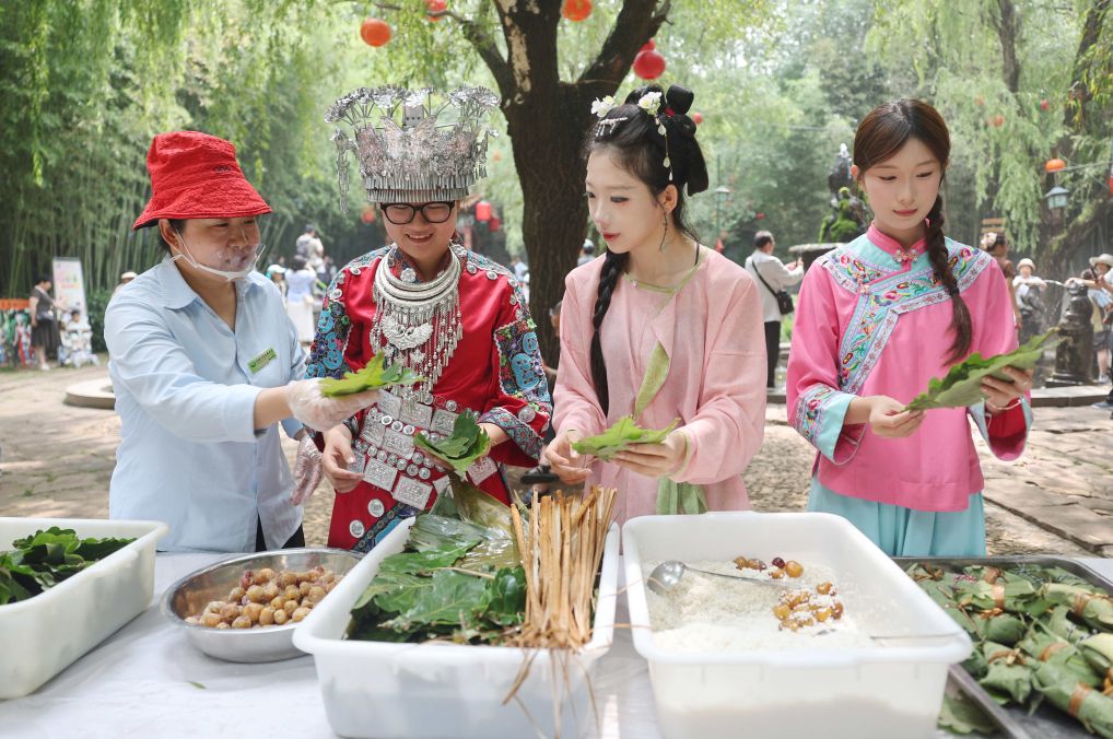Tourists take part in a rice dumpling wrapping competition in a village, Linyi City, east China's Shandong Province, June 20, 2026. /Xinhua