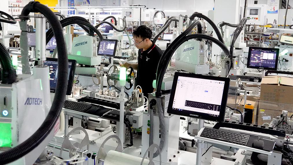 A staff monitors the fully automated production lines in a local precision manufacturing company in Huayingshan Economic Development Zone, Sichuan Province. /VCG