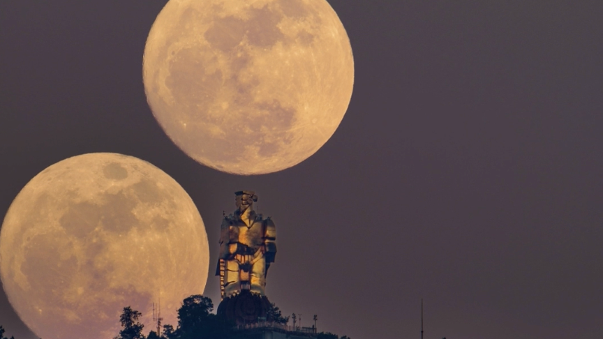 Moonrise over Nanshan in Chongqing