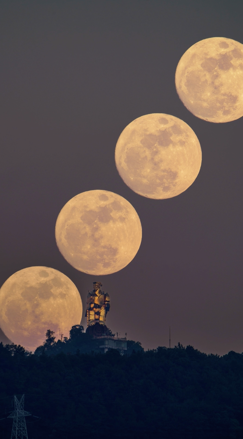 Moonrise over Nanshan in Chongqing