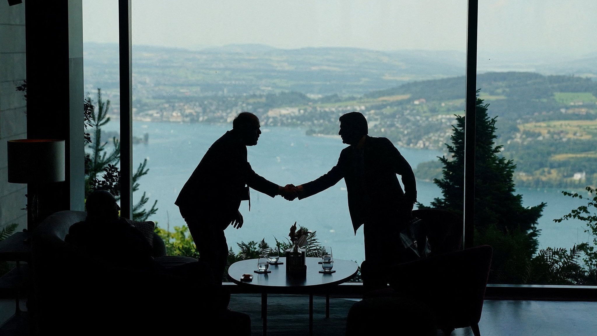 Delegation staff members meet in the lobby on the day of a quadrilateral meeting between the United States, Iran, Pakistan and Qatar at the Burgenstock luxury hotel complex overlooking Lake Lucerne, Switzerland, June 21, 2026. /VCG