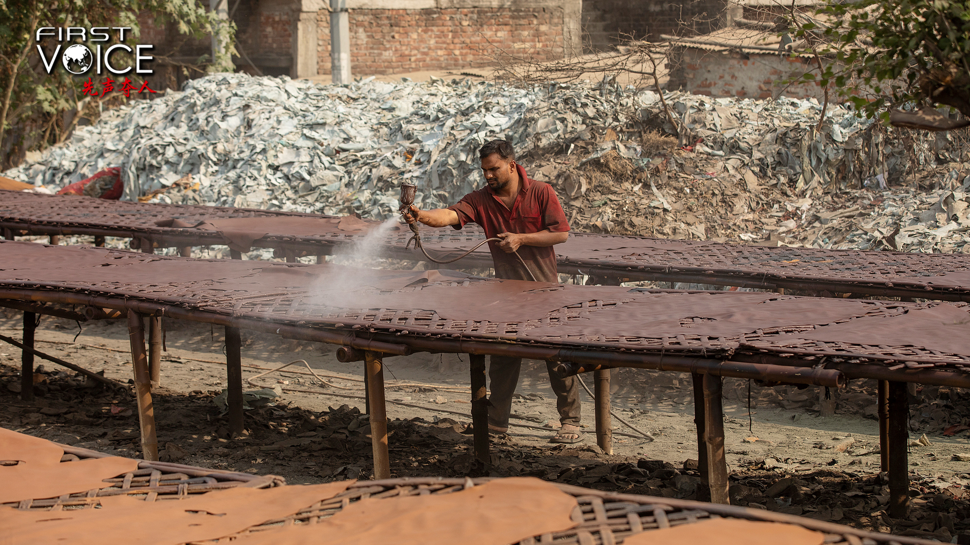 Bangladeshi tannery laborers dye leather at a tannery in Dhaka, Bangladesh, February 17, 2026./ CFP