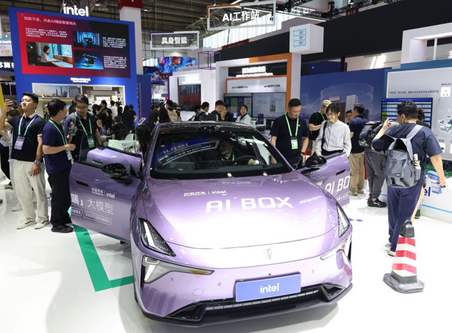 People visit Intel's booth in the Digital Technology exhibition area during the Fourth China International Supply Chain Expo in Beijing, capital of China, June 22, 2026. /Xinhua