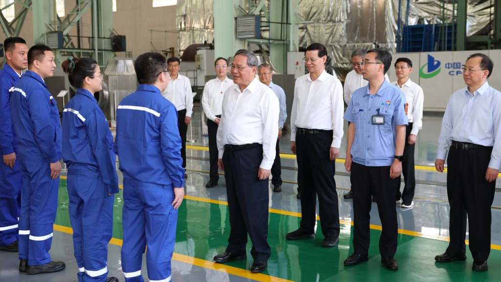 Chinese premier stresses advancing high-end equipment manufacturing