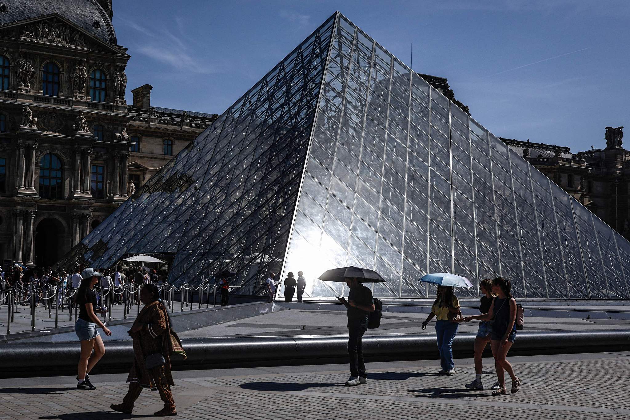Tourists walk past the Louvre Museum as a heatwave hits Paris, France, May 28, 2026. /VCG