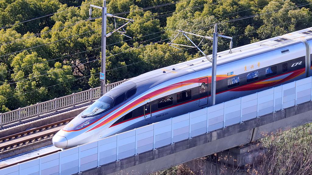 A Fuxing Electric Multiple Unit (EMU) runs along the Beijing-Shanghai high-speed railway, Changzhou, Jiangsu Province, January 15, 2025. /VCG