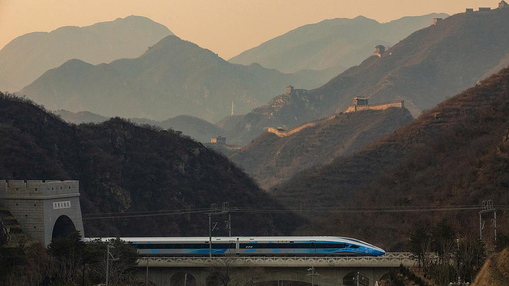 A Beijing-Zhangjiakou high-speed train passes through the Juyongguan section of the Great Wall, January 7, 2022. /VCG