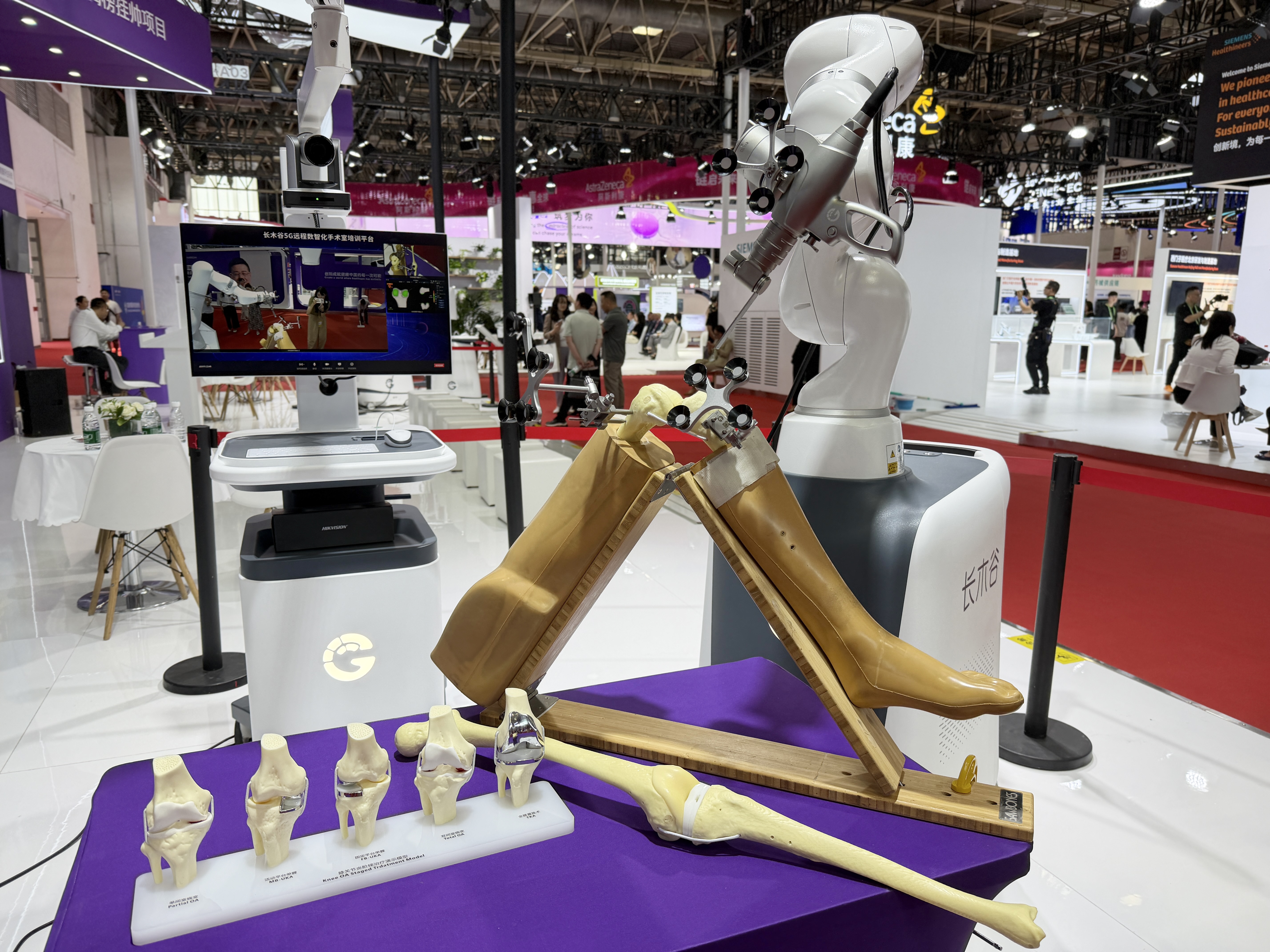 An AI orthopedic robot at CISCE 2026, June 22, 2026. Zhang Yuying/CGTN