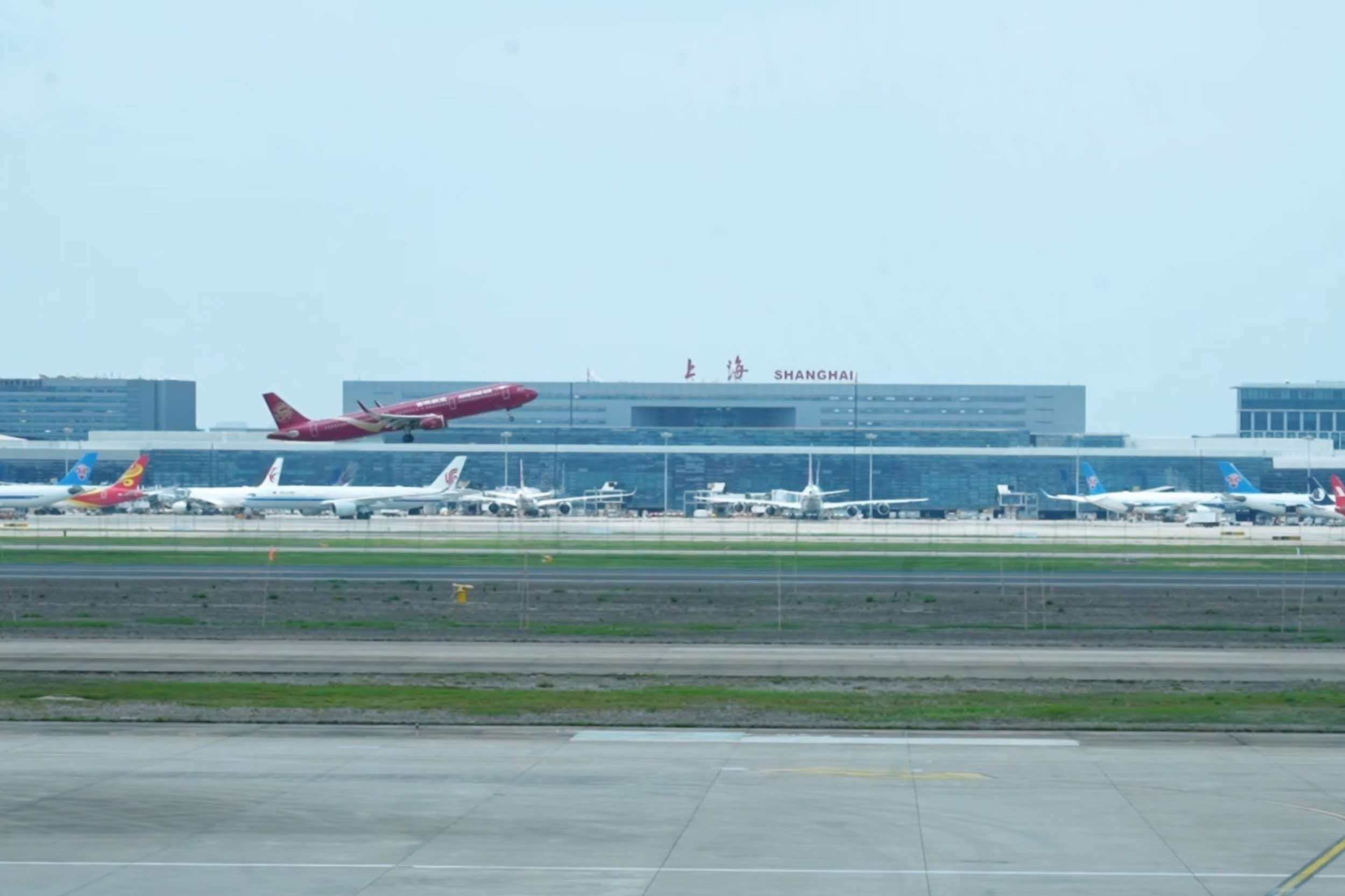 A passenger plane took off from Hongqiao International Airport during the Dragon Boat Festival holiday. /Shanghai General Station of Immigration Inspection