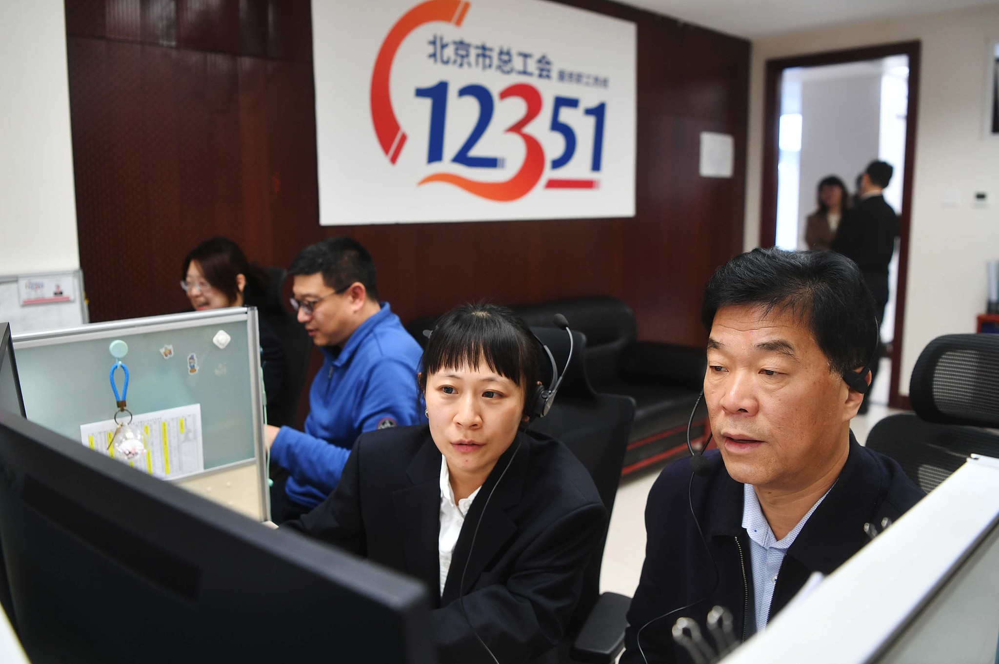Members of the CPPCC Beijing Municipal Committee staff a hotline, listening directly to suggestions and concerns from workers and the public, January 7, 2026. /VCG