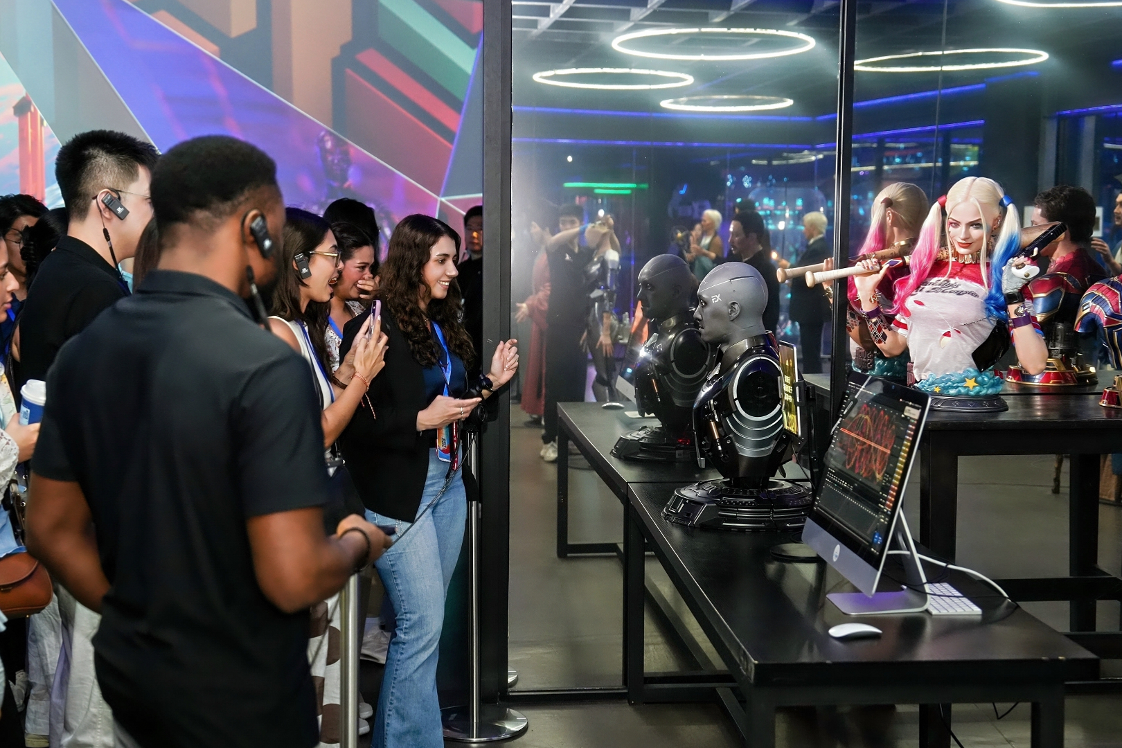 Global shapers examine a humanoid robot during a visit in Dalian, June 20, 2026. /GSC Dalian hub