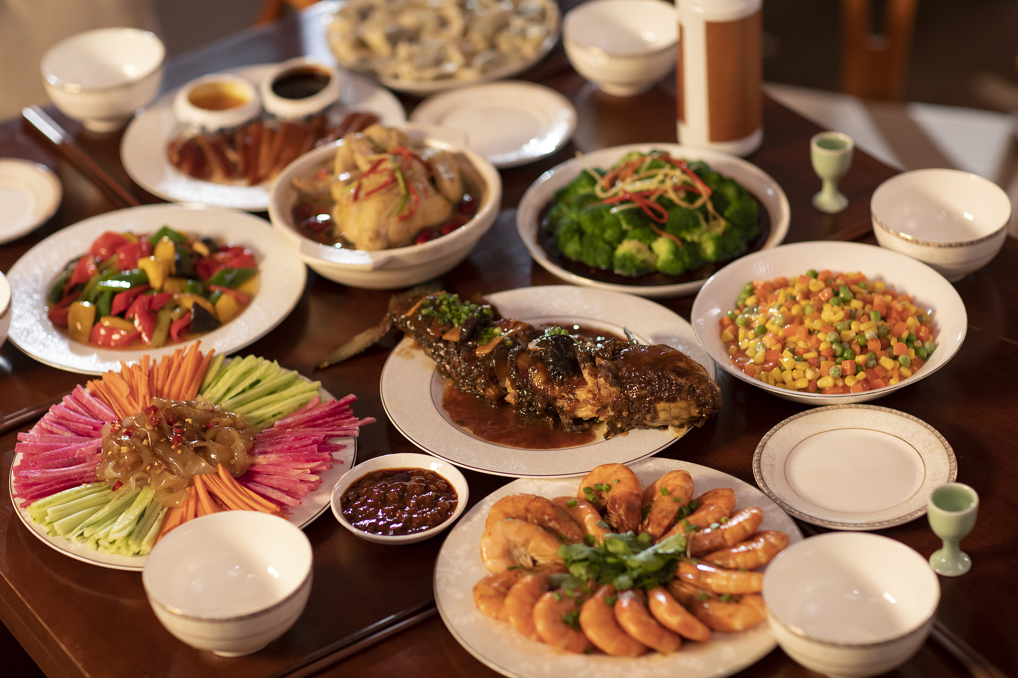 From fresh fish and shrimp to a wide variety of vegetables, Chinese families today enjoy greater diversity and quality in the food on their tables. /VCG