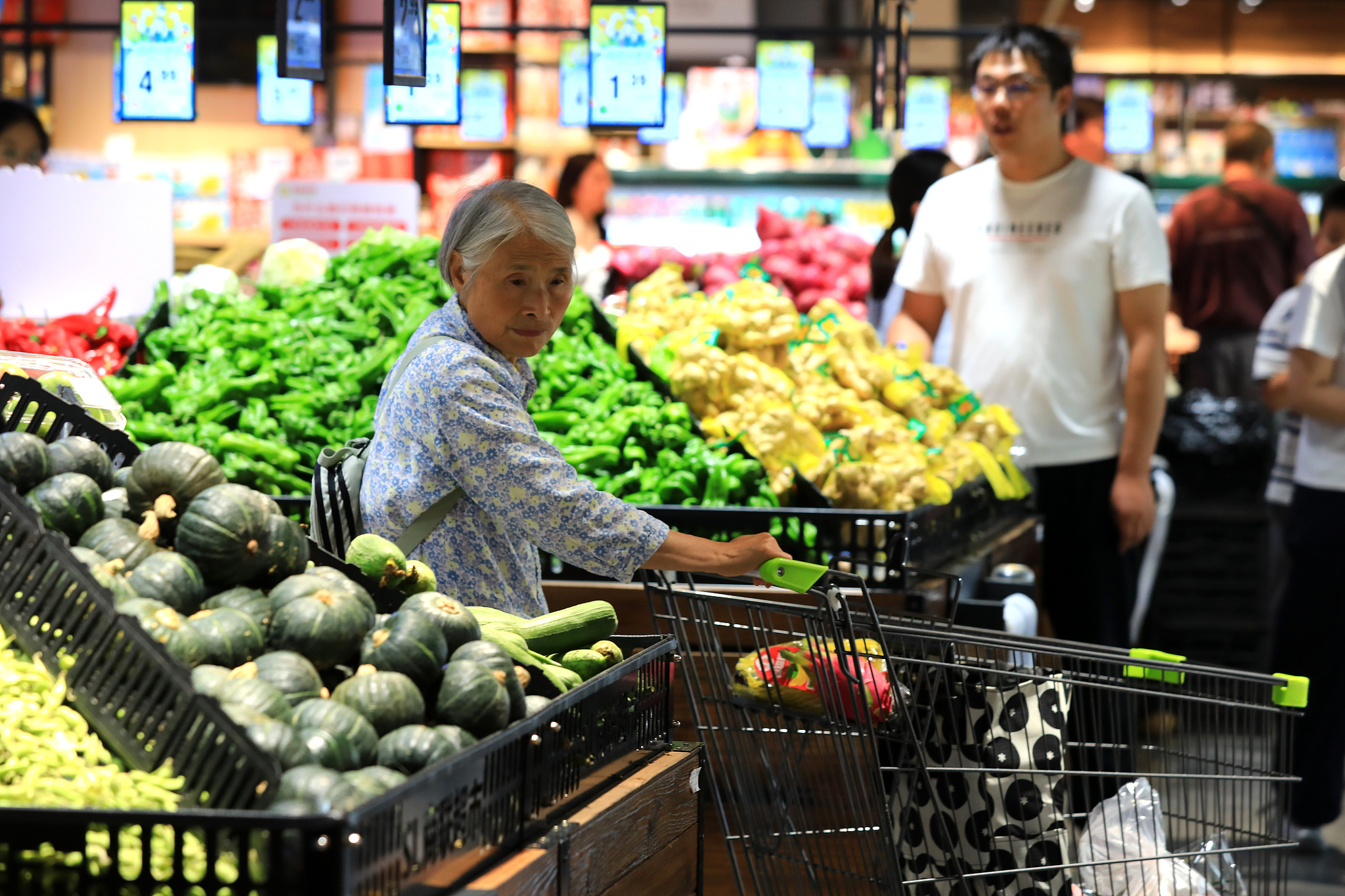 People buy groceries at a local supermarket in China. /VCG