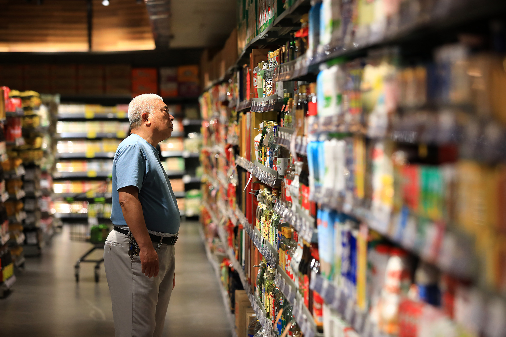 Shoppers browse seasonings and condiments at a local supermarket. /VCG