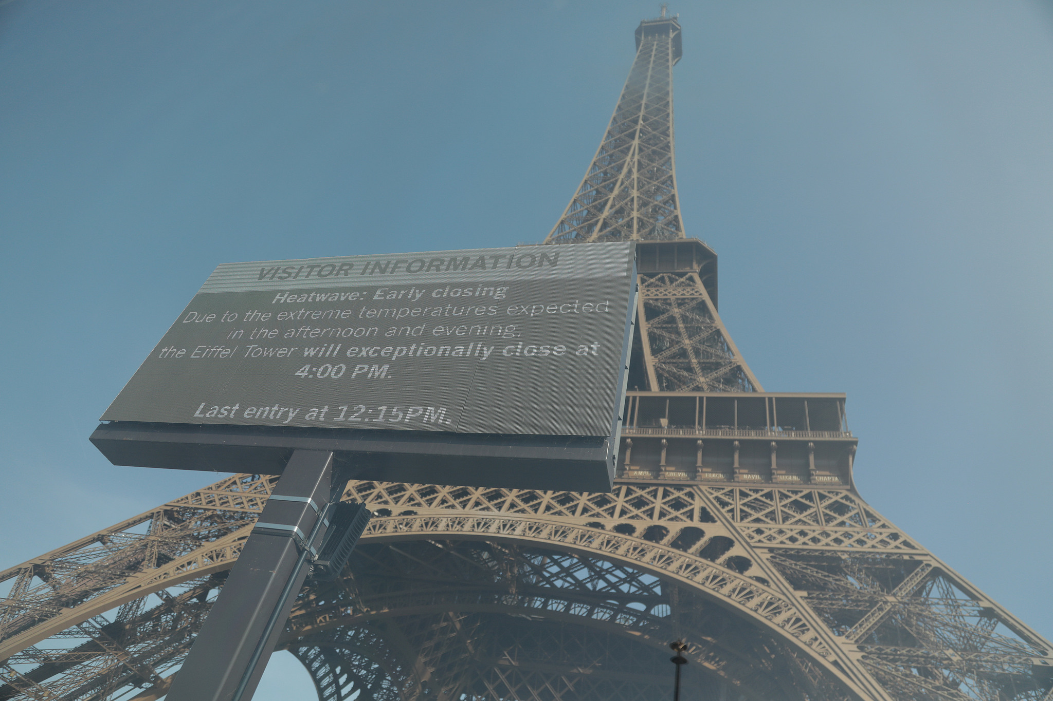 An announcement of the Eiffel Tower's early closure due to a heat wave, Paris, France, June 23, 2026. /CFP
