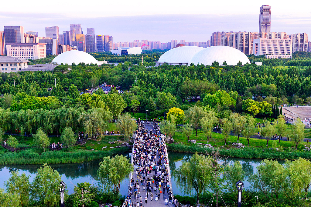 Visitors enjoy a day out at Qi Sheng Lake Park, Zibo City, east China's Shandong Province, May 3, 2026. /VCG

