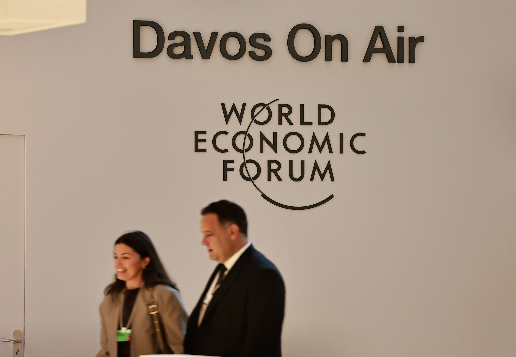 Participants passing by the Davos logo, Dalian, China, June 23, 2026. /CFP