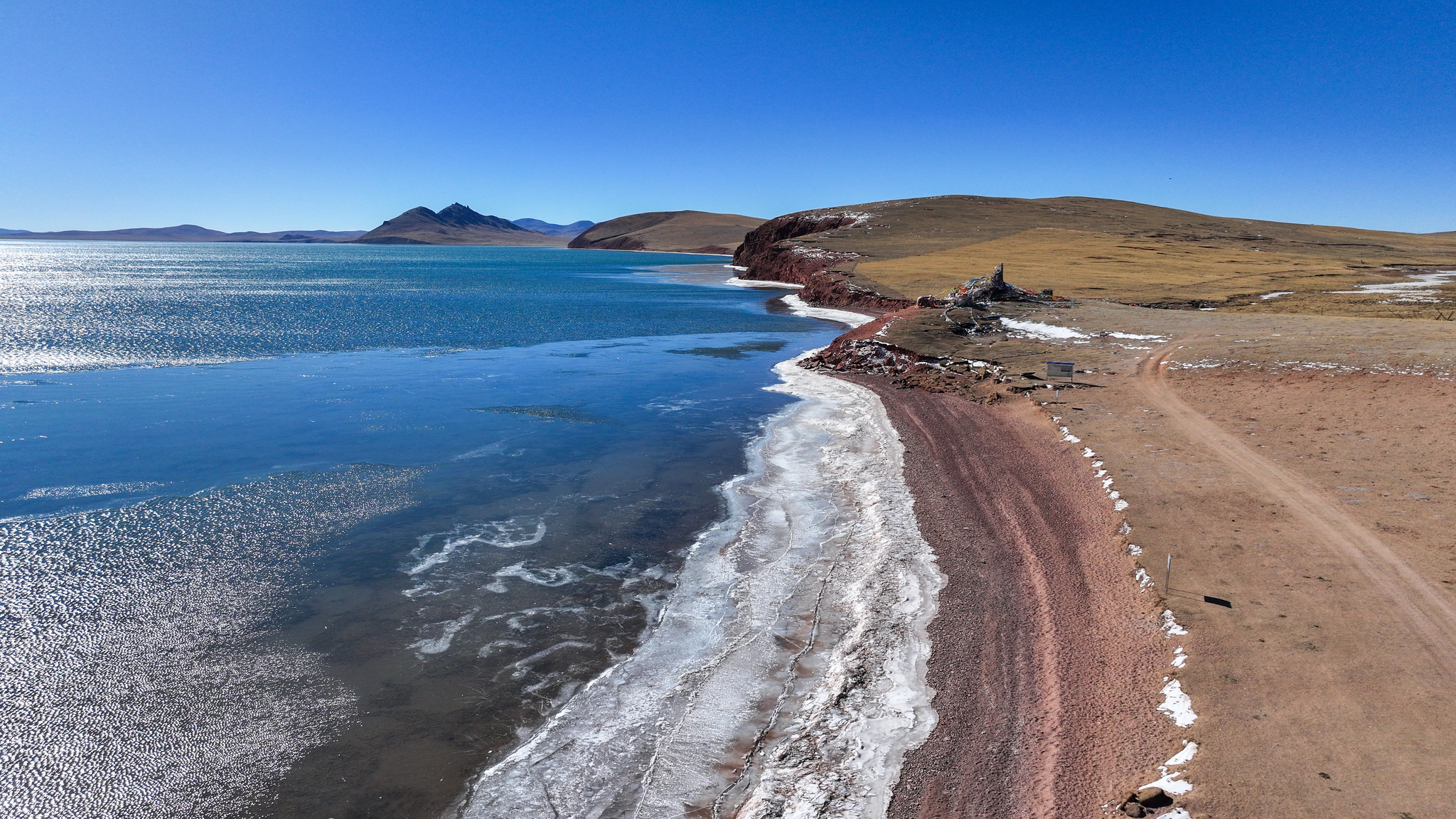 A file photo shows Cona Lake, which is skirted by the Qinghai-Xizang Railway in Amdo County, Xizang Autonomous Region. /VCG