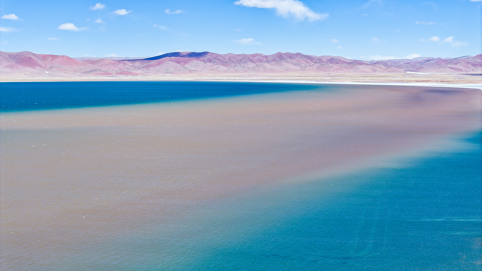 A file photo shows Cona Lake, which is skirted by the Qinghai-Xizang Railway in Amdo County, Xizang Autonomous Region. /VCG 