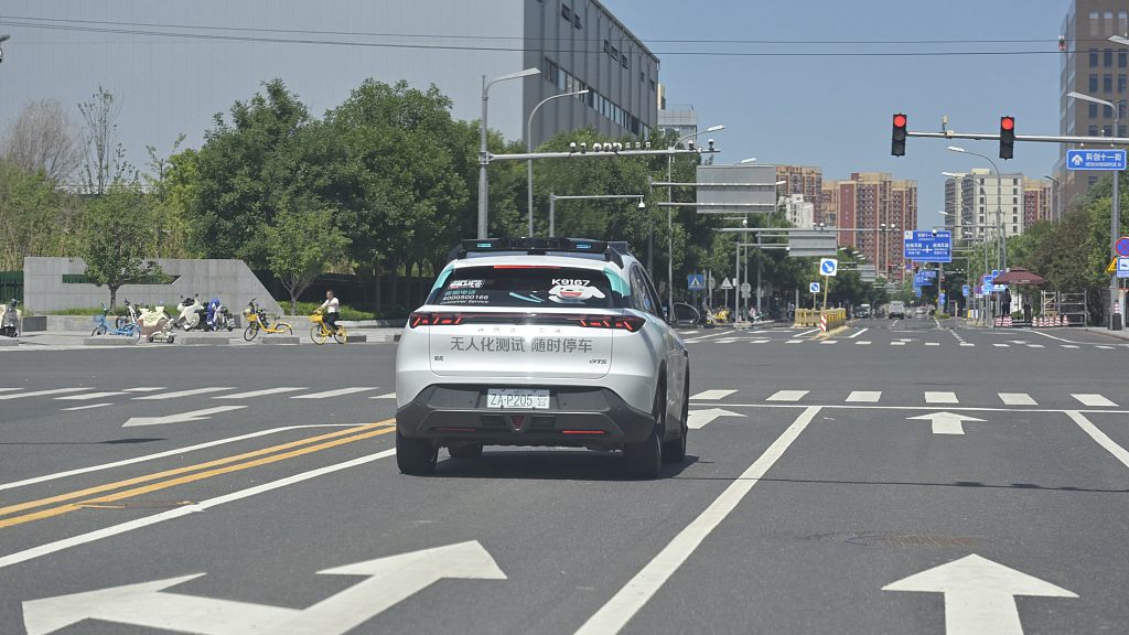 Unmanned testing of a self-driving vehicle in Yizhuang, Beijing, June 20, 2026. /VCG