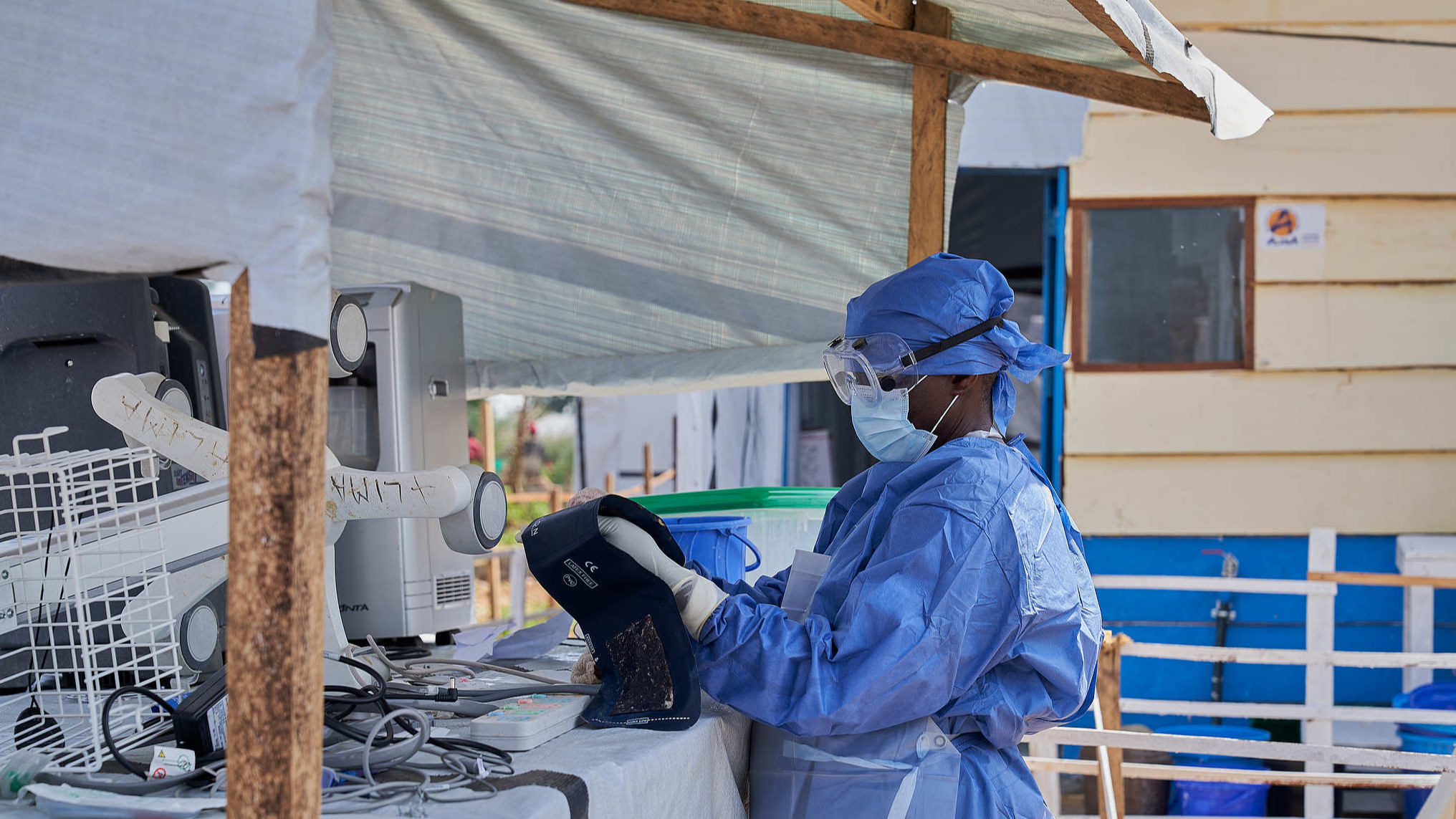An Ebola patient arrives in an ambulance at an Ebola treatment center run by the NGO Alliance for Medical Action (ALIMA) in Rwampara health zone, Ituri Province, Democratic Republic of Congo, June 20, 2026. /VCG