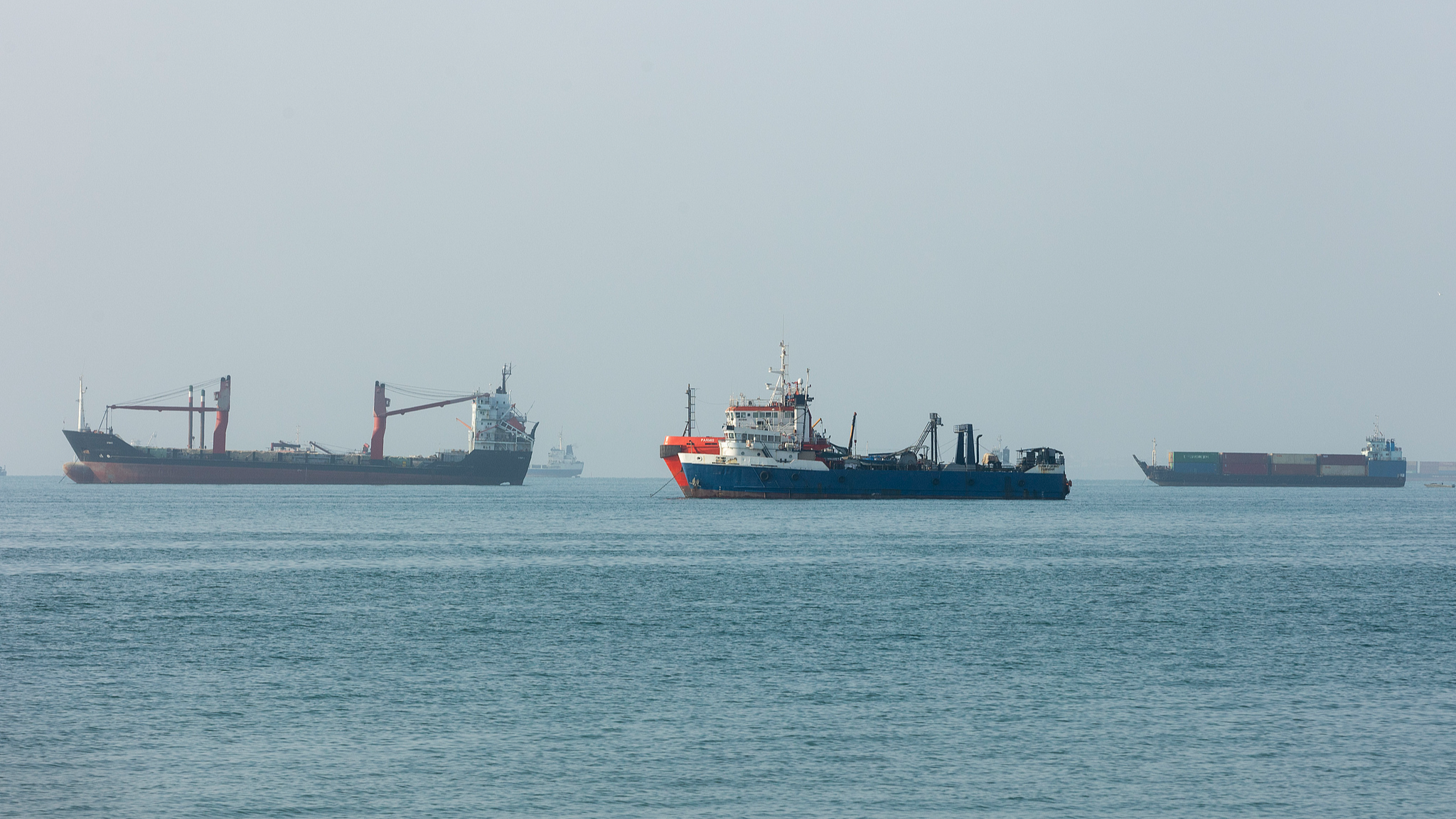 File photo of vessels off the coast in the Persian Gulf in Bandar Abbas, Iran. /VCG