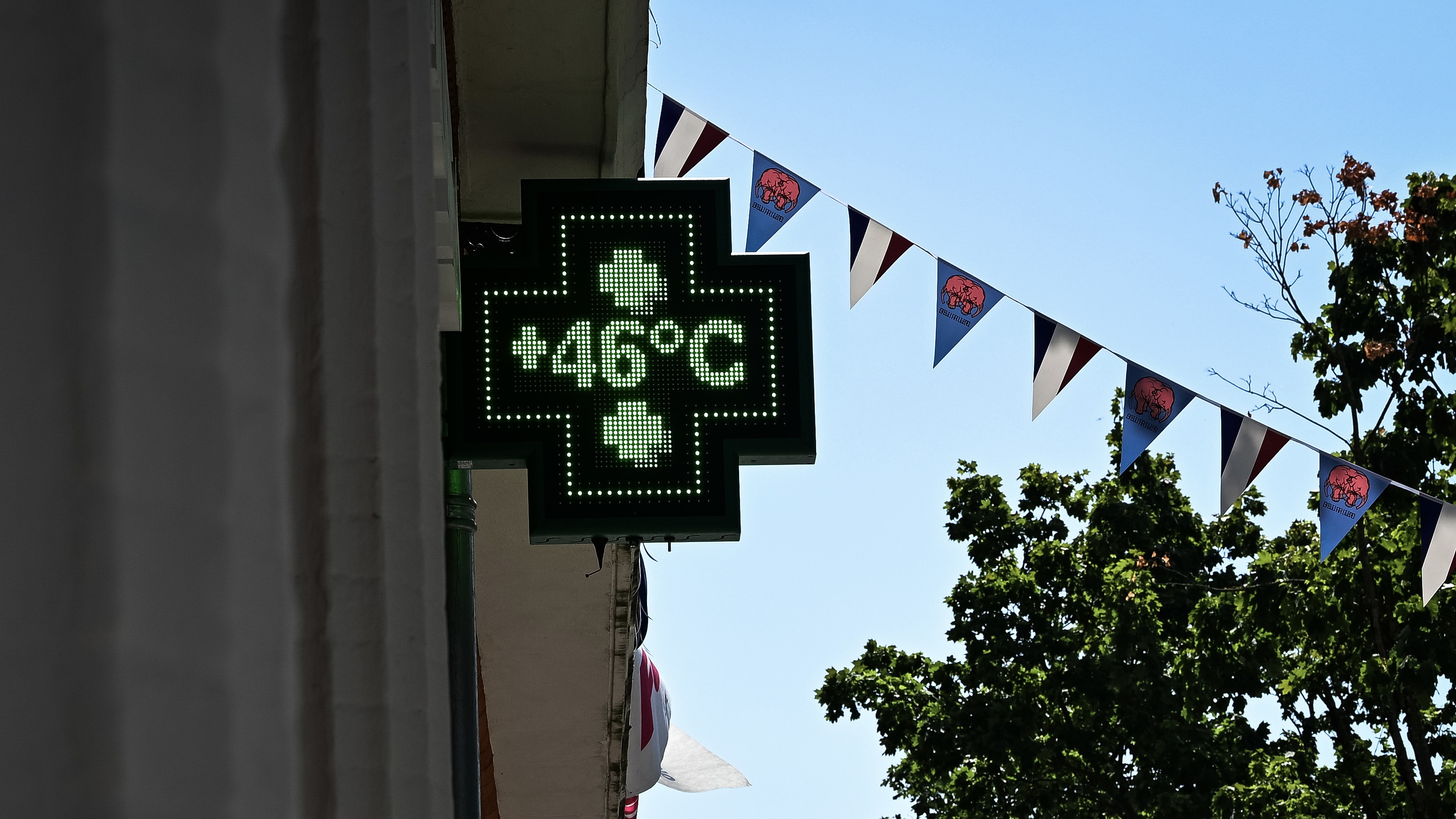 An outdoor thermometer displays 46 degrees Celsius in central Toulouse, France, June 24, 2026. /VCG