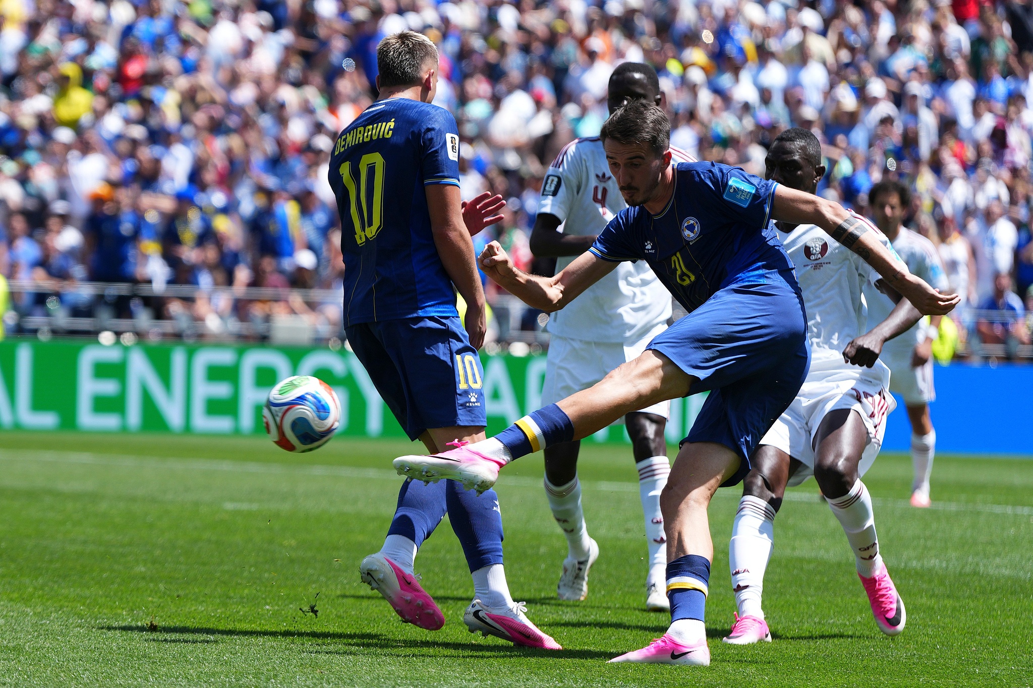 Bosnia and Herzegovina midfielder Ermin Mahmic (#26) scores a goal against Qatar in a Group B match at the 2026 FIFA World Cup in Seattle, Washington, June 24, 2026. /VCG