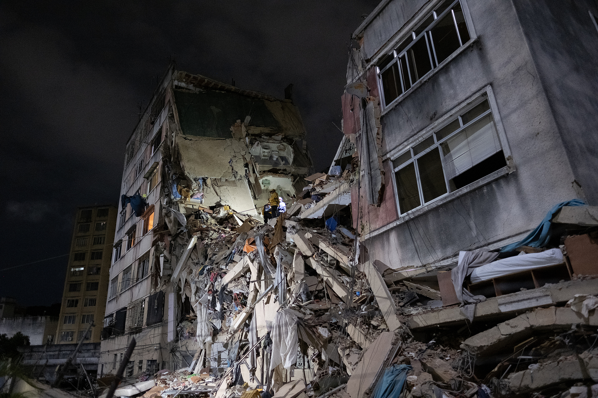 Rescue teams continue searching the rubble of a collapsed building for survivors in the San Bernardino neighborhood of Caracas, Venezuela, June 25, 2026. /VCG