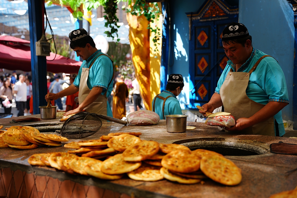 A shop selling naan bread is seen at the Xinjiang International Grand Bazaar in Urumqi on May 2, 2026. /VCG