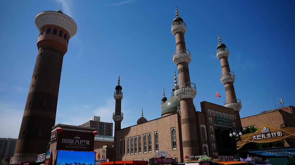 The Silk Road Sightseeing Tower and Erdaoqiao Mosque are seen at the Xinjiang International Grand Bazaar in Urumqi on May 2, 2026. /VCG