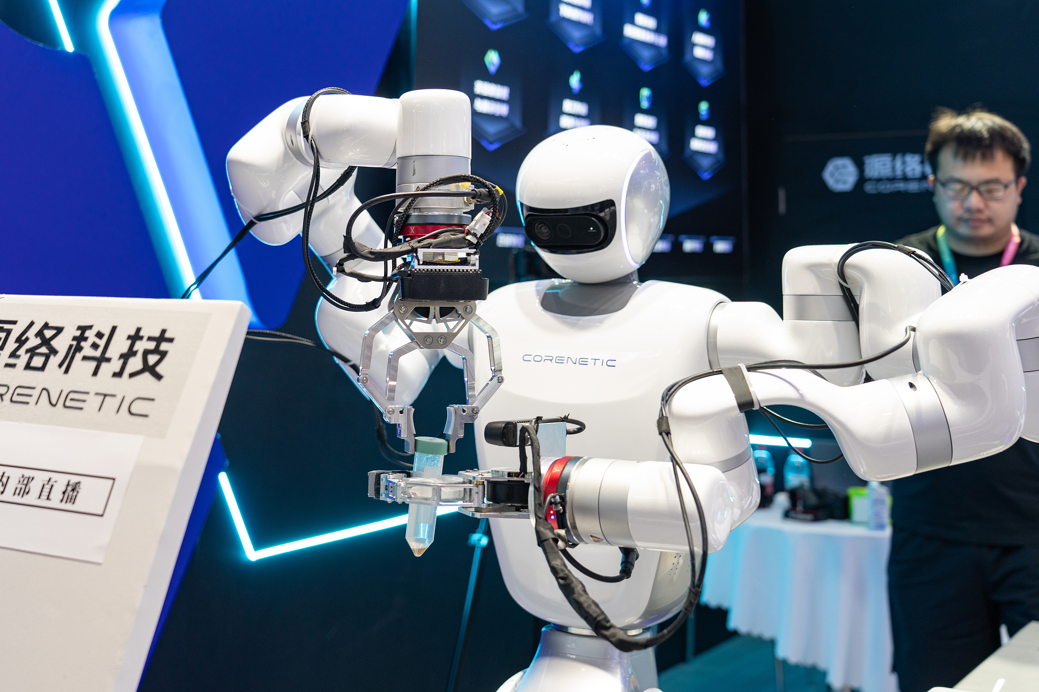 A humanoid robot designed to conduct pharmaceutical research and drug experimentation at the 2025 World Robot Conference, Beijing, China, August 12, 2025. /VCG