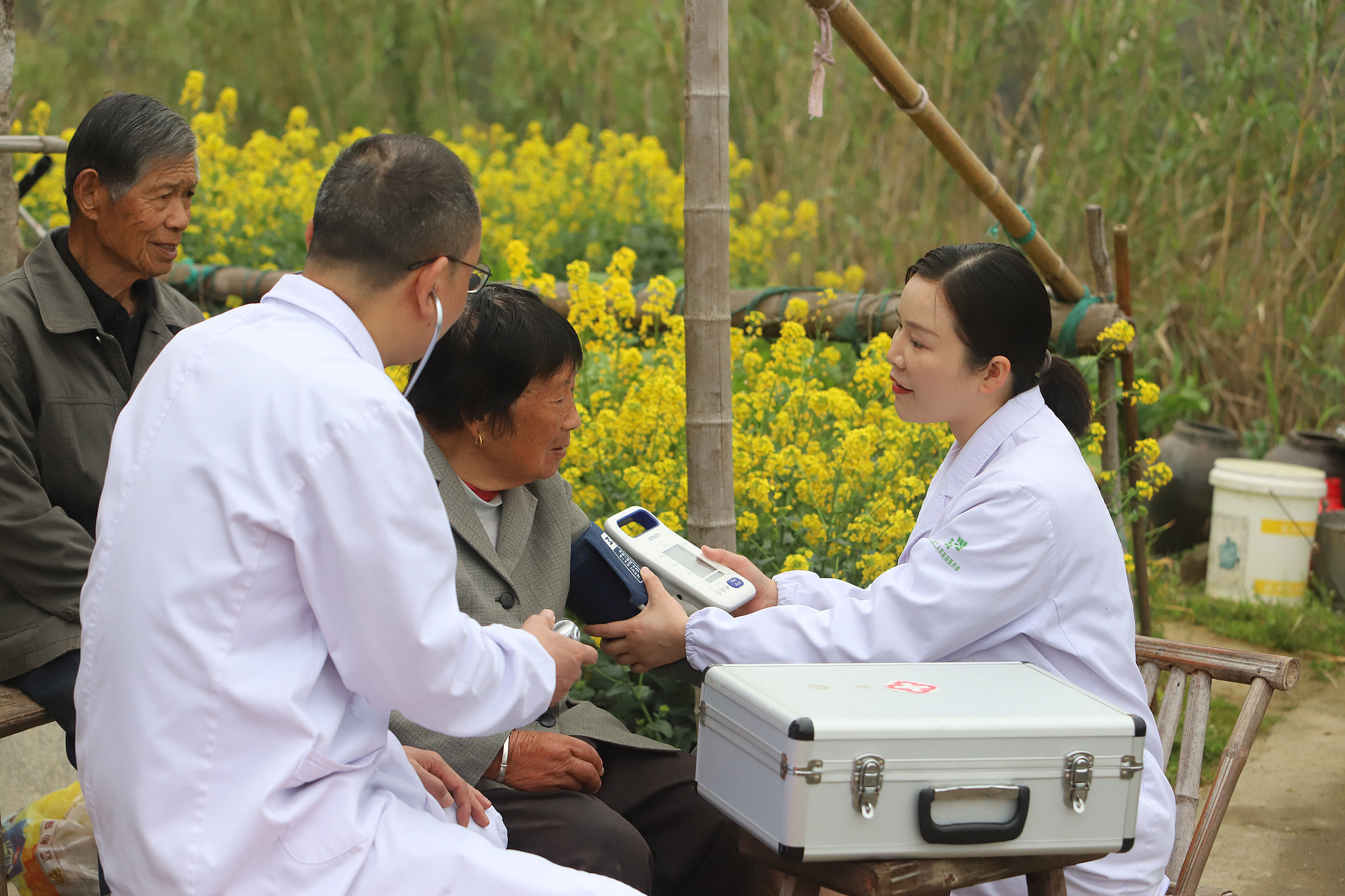 Healthcare volunteers provide free medical consultations to seniors on an island in Taizhou, east China's Zhejiang Province. Such grassroots outreach is part of China's efforts to bring quality care to underserved maritime communities. /CFP