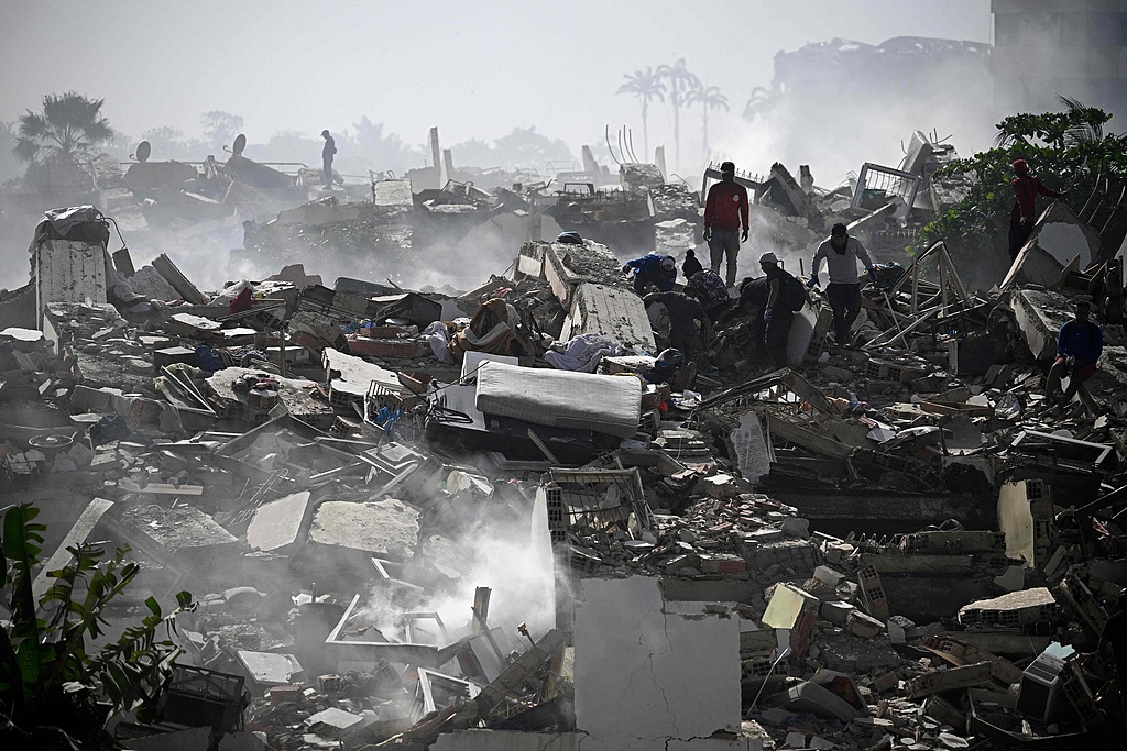 Volunteers search for survivors in a collapsed building following twin earthquakes in Caraballeda, La Guaira state, Venezuela, June 25, 2026. /CFP