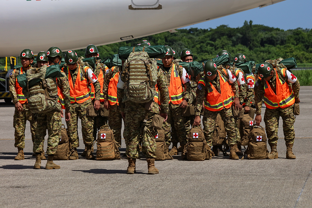 Soldiers ready to board the plane during the departure of the Salvadoran contingent of humanitarian aid to Venezuela to provide support after the earthquakes, at the Comalapa Air Base, in La Paz, El Salvador, June 25, 2026. /CFP