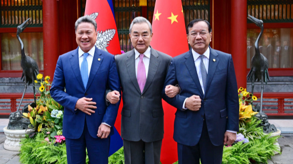 Wang Yi meets Cambodian officials as two countries deepen coopearation