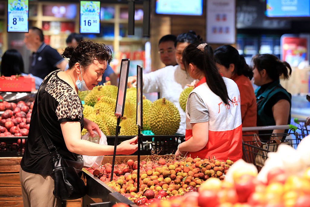 Residents shop at a local supermarket, Huai'an, Jiangsu Province, June 20, 2026. /VCG