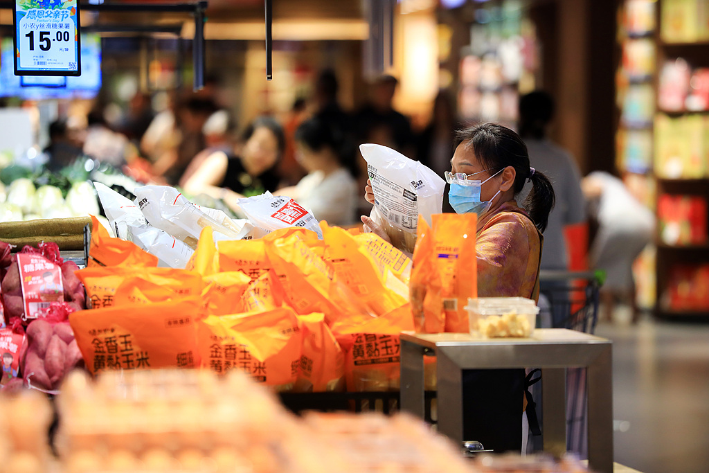 Shoppers browse goods at a neighborhood supermarket in Huai'an, Jiangsu Province, June 20, 2026. /VCG
