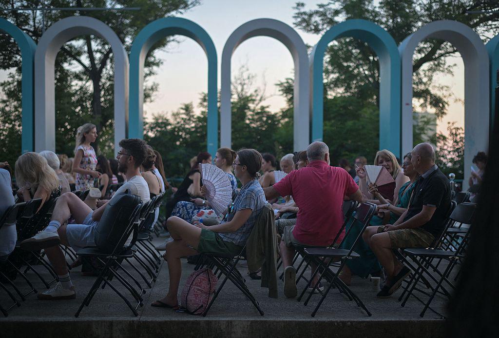People cool off during a French Film Festival in Belgrade as Serbia endures a heatwave, June 26, 2026. /VCG