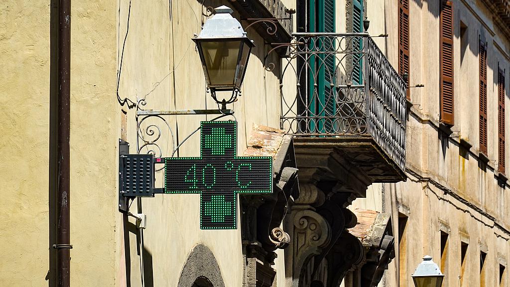 A digital pharmacy thermometer displays 40 degree Celsius during a heat wave in Orvieto, Umbria, Italy, June 25, 2026. /VCG
