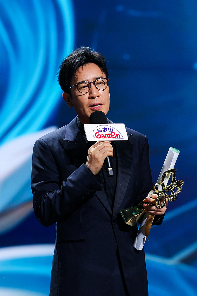 Yu Hewei receives the Best Actor in a Leading Role Award at the 31st Shanghai TV Festival Magnolia Awards ceremony on June 26, 2026. /VCG