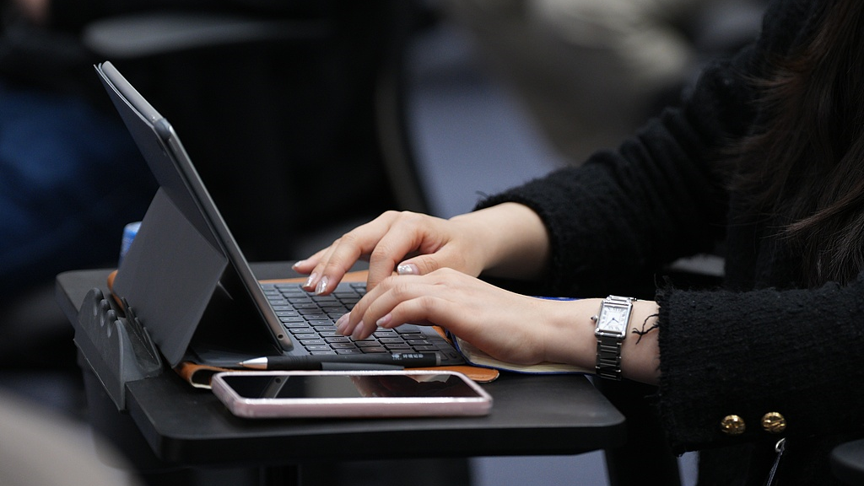 A woman types on a keyboard, April 29, 2026. /CFP