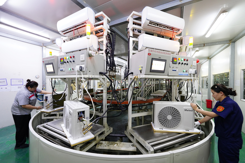 Employees conduct quality inspections on air conditioners using an automated testing system at an air-conditioner manufacturing facility in Fuyang, Anhui Province, China, June 4, 2026. /CFP