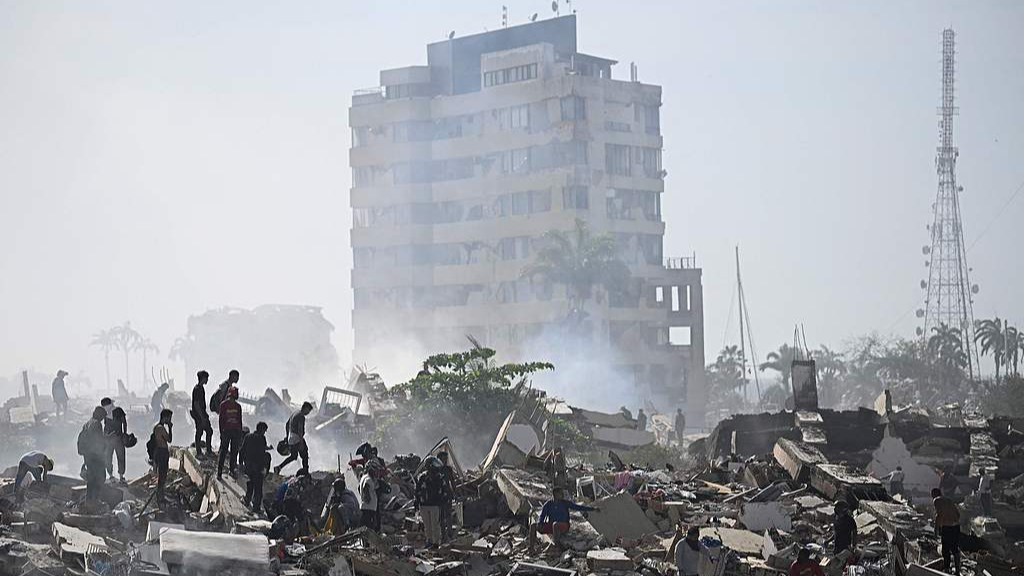 Volunteers search for possible victims in a collapsed building following twin earthquakes in Caraballeda, La Guaira state, about 40 km northeast of Caracas, the capital of Venezuela, June 25, 2026. /VCG