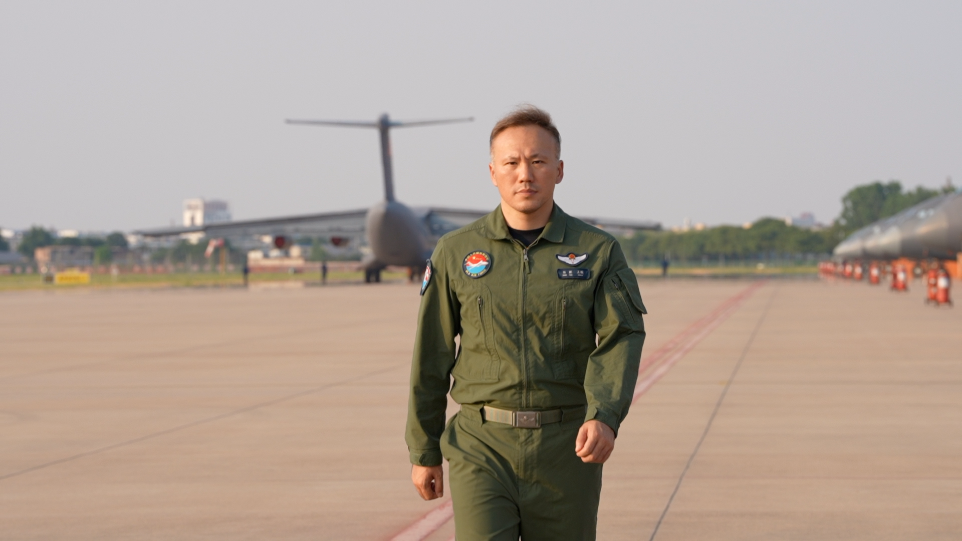 Zhang Peng, Y-20 captain and flight instructor, walking on the runway. /PLA Air Force