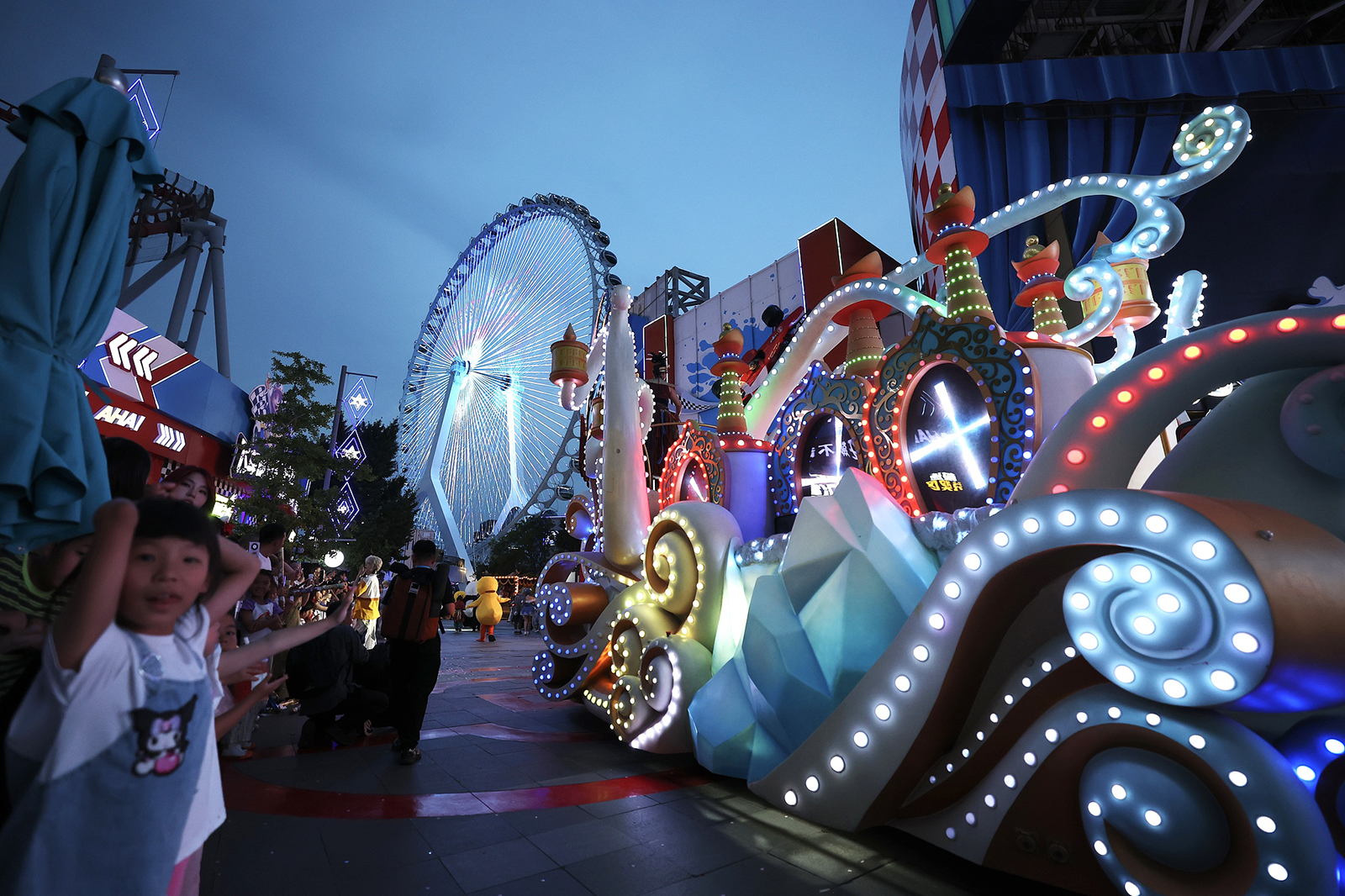 Beijing's tallest Ferris wheel is lit up in the evening at Beijing Happy Valley on June 27, 2026. /VCG