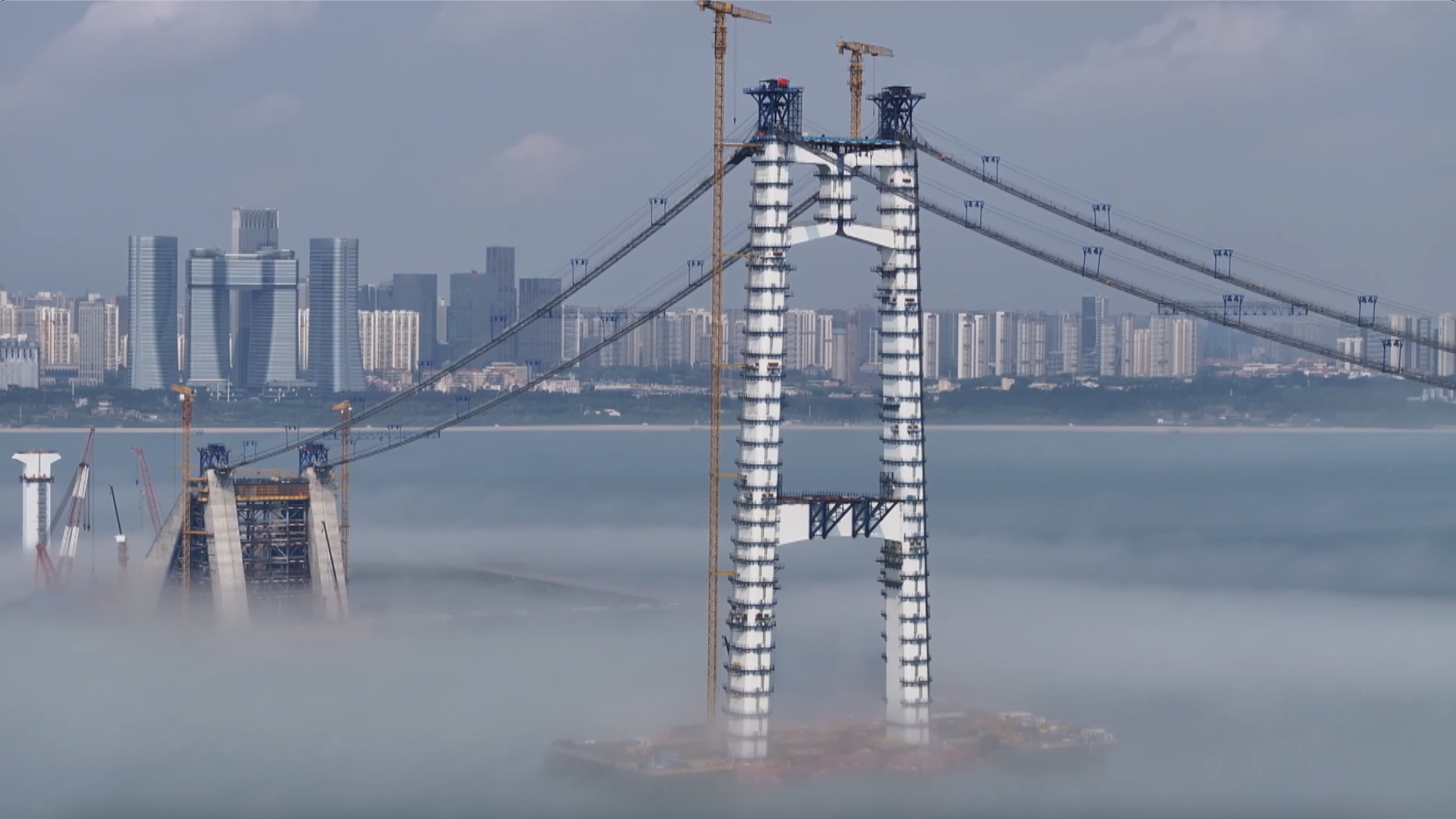 China's huge new bridge gets first 280-tonne girder
