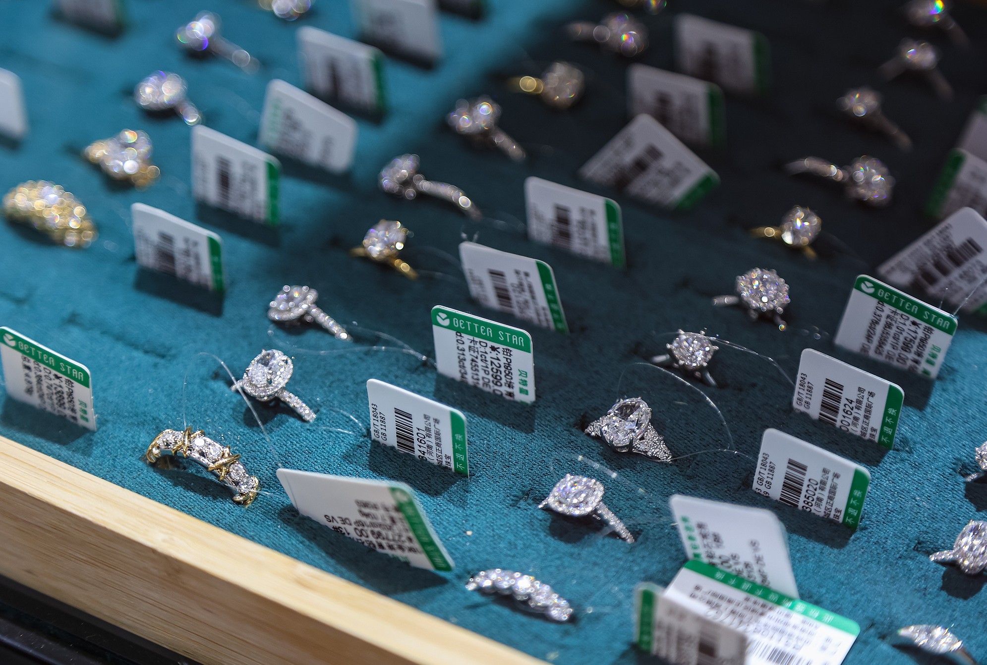 Rings with lab-grown diamonds are on display at an expo, Zhengzhou City, central China's Henan Province, May 16, 2026. /VCG