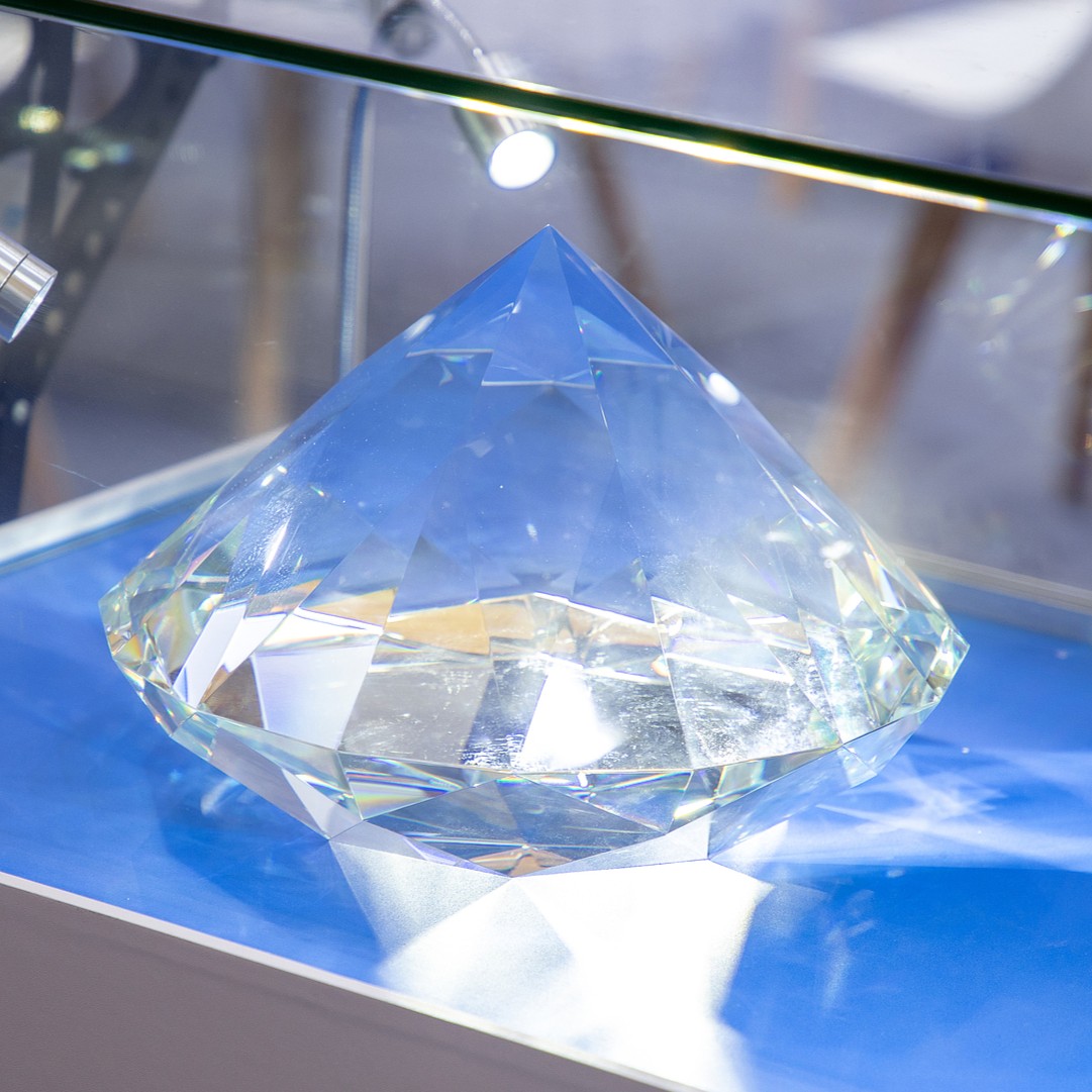 A lab-grown diamond is on display at an expo, Shanghai, China, December 6, 2024. /VCG